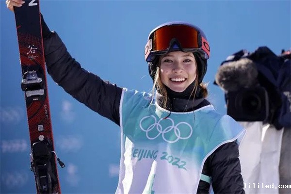 检测冬奥冠军谷爱凌滑雪板的颜色，选用什么设备？